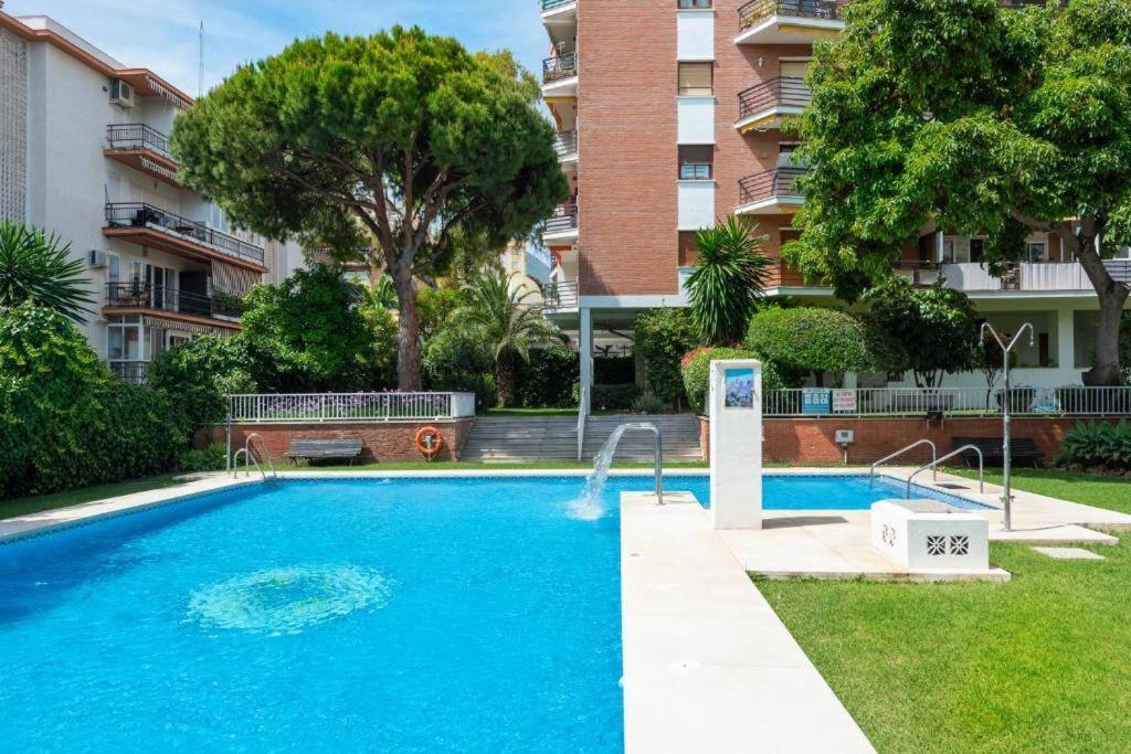 Central Beach Apartment With Free Parking And Pool Марбеля Екстериор снимка